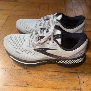 Brooks Adrenaline GTS 23 Gray/Black/Purple Sneakers Size 7 Like New